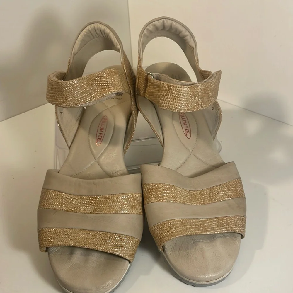Amalfi by Rangoni Cream & Gold Leather Wedge Sandal Made in Italy Size 9 N EUC
